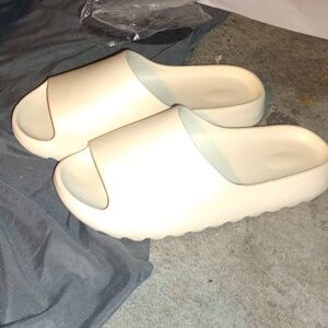 (Used) Men's Adidas Yeezy Slides